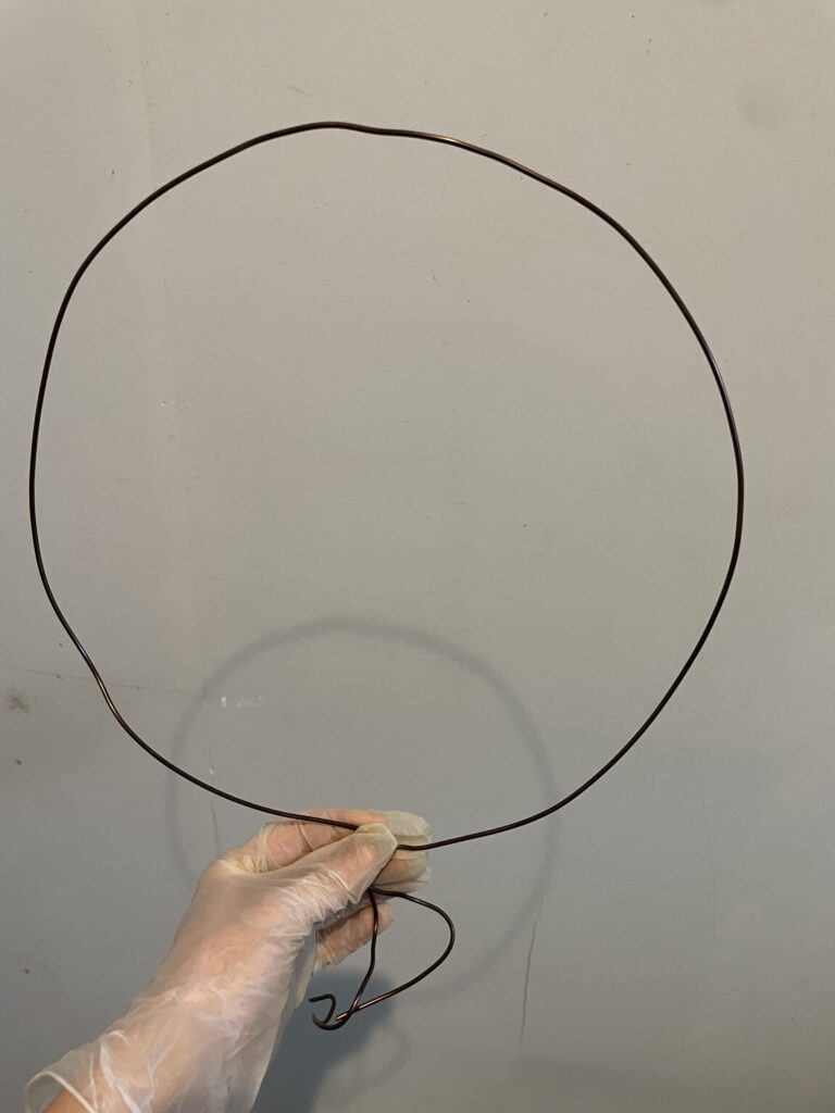 アイビーのトピアリーに使用した針金。