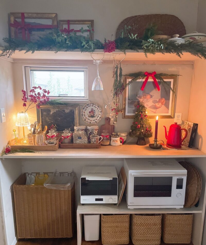 クリスマスのキッチン。常緑樹のスワッグや赤いリボンで装飾。