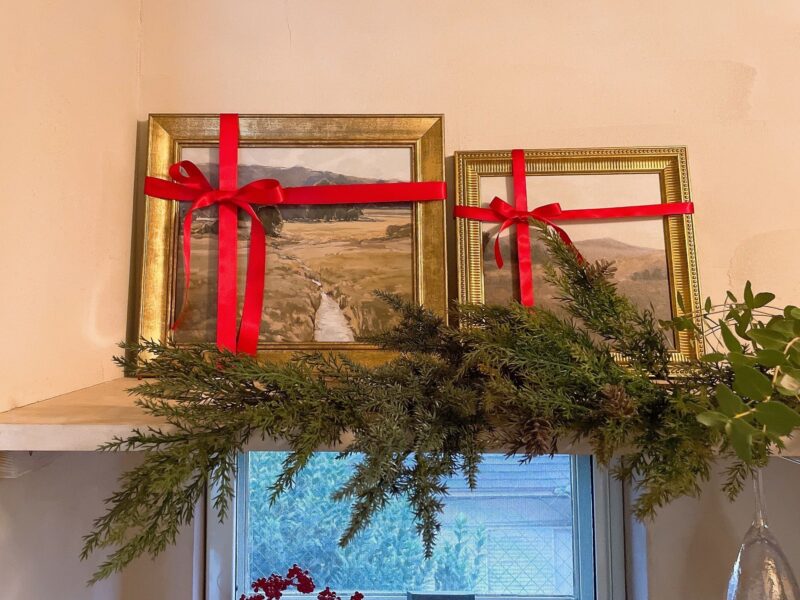 赤いリボンで絵をプレゼントのようにラッピング。