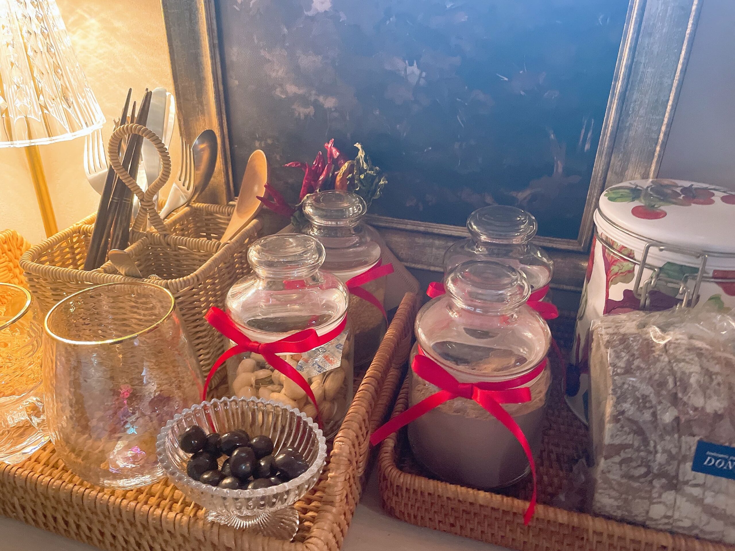 赤いリボンで保存ジャーをクリスマス気分に装飾。