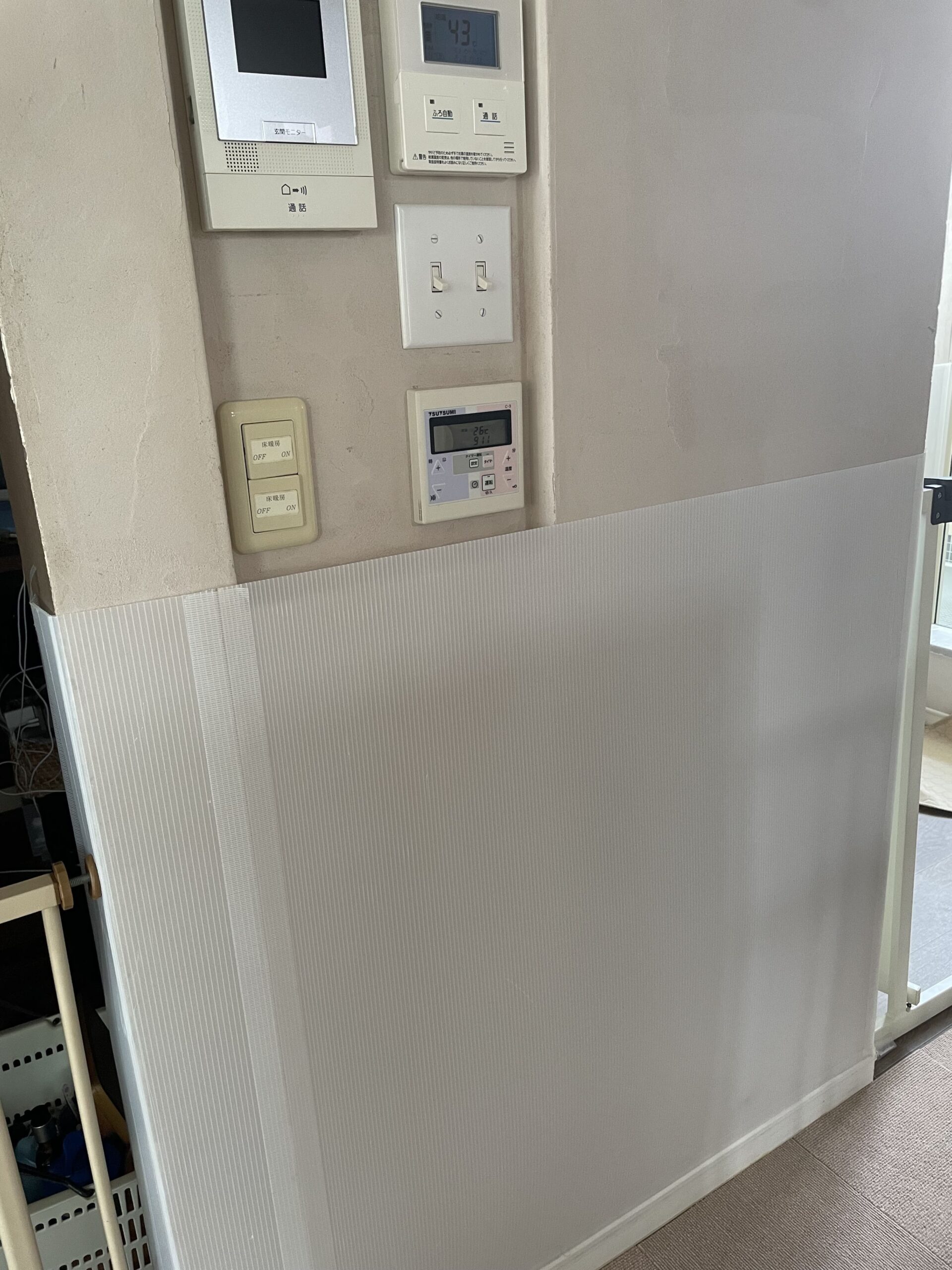 漆喰壁をプラ板を使って養生